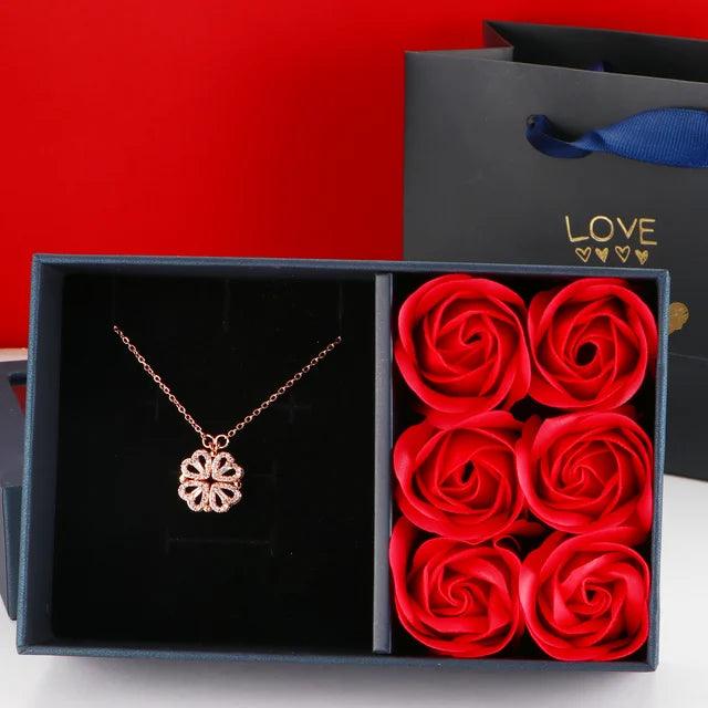 Colar Trevo do Amor Buzz®️ + Caixa com 6 Rosas - Envio Imediato - Buzz Loja